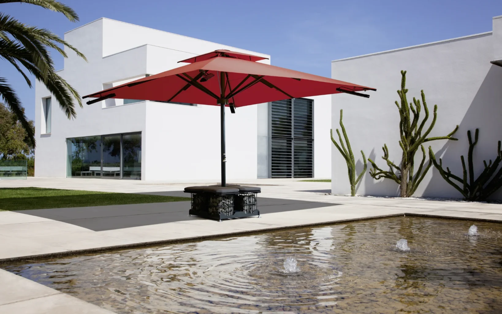 Caravita Sonnenschirm am Pool auf einer Terrasse.