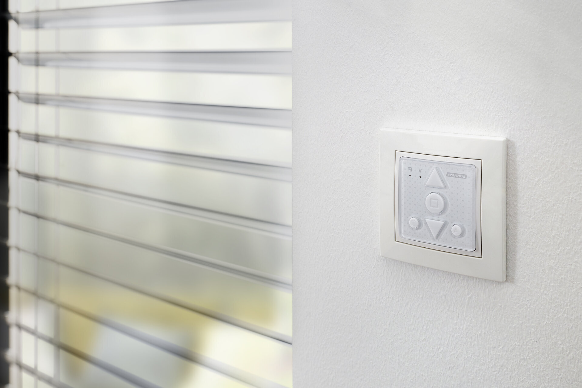 Smart Home für den Wohnbereich Steuerung des Sonnenschutzes an der Wand.