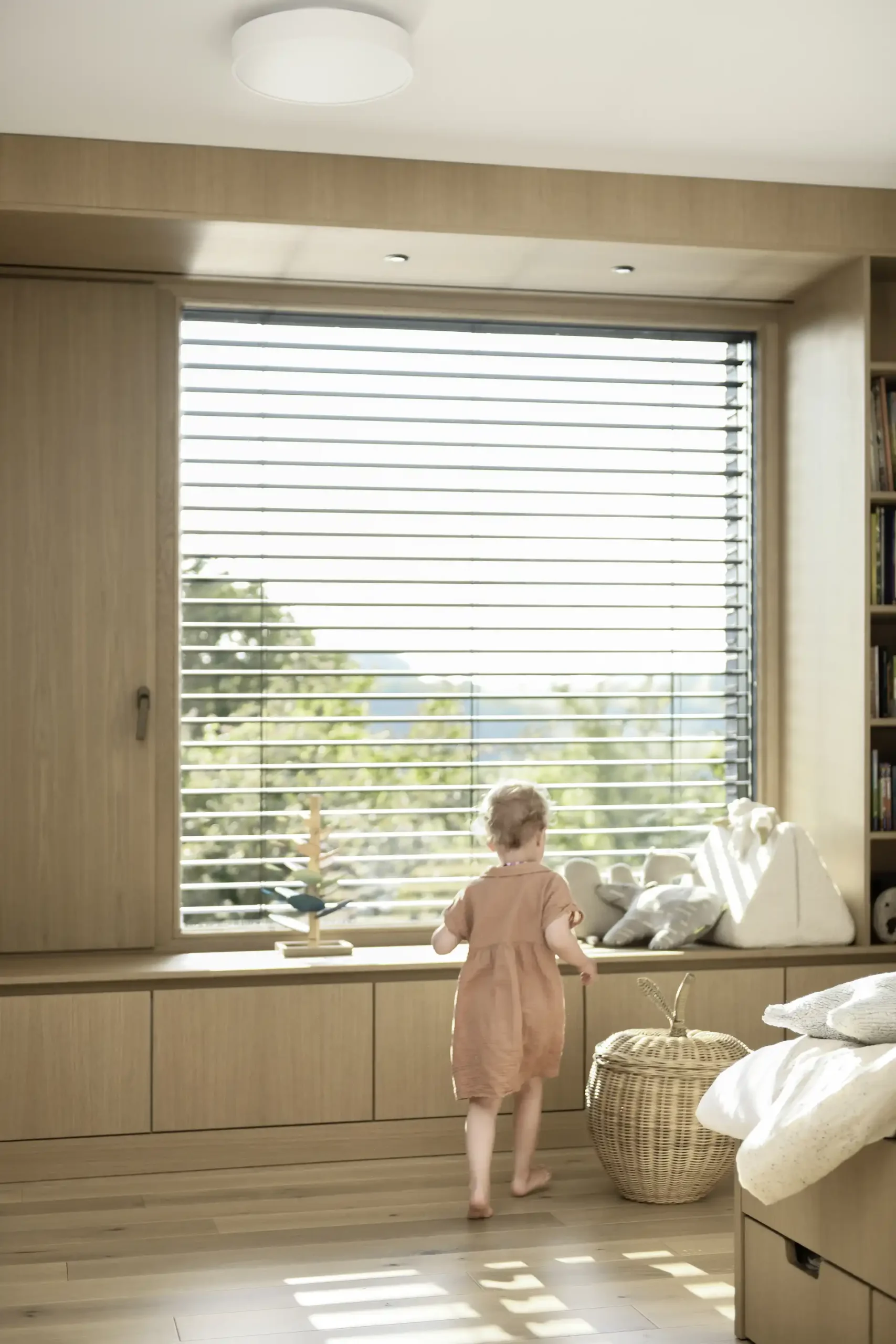 Rollladen für die Fenster Kindersicherer Sonnenschutz