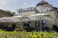 Außenterrasse von einem Restaurant oder Hotel mit Dachterrasse