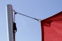 Sonnensegel mit Seil an Befestigungspfosten